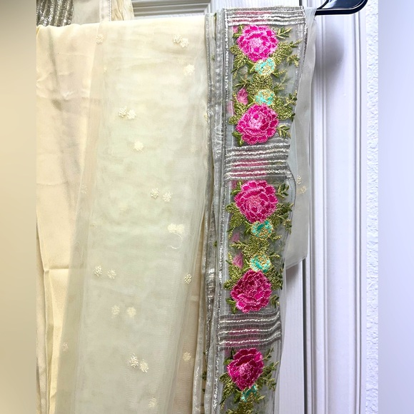 3 piece off white floral Anarkali dress - Picture 2 of 5